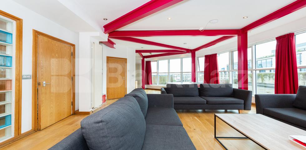 			PENTHOUSE WITH ROOF TERRACE!, 4 Bedroom, 1 bath, 1 reception Flat			 Farringdon Road, CLERKENWELL / HOLBORN
